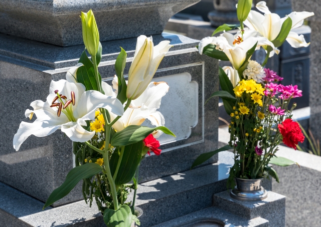 美しく飾られた墓石と新鮮な花束、敬意と感謝を込めた静かな祈りの場