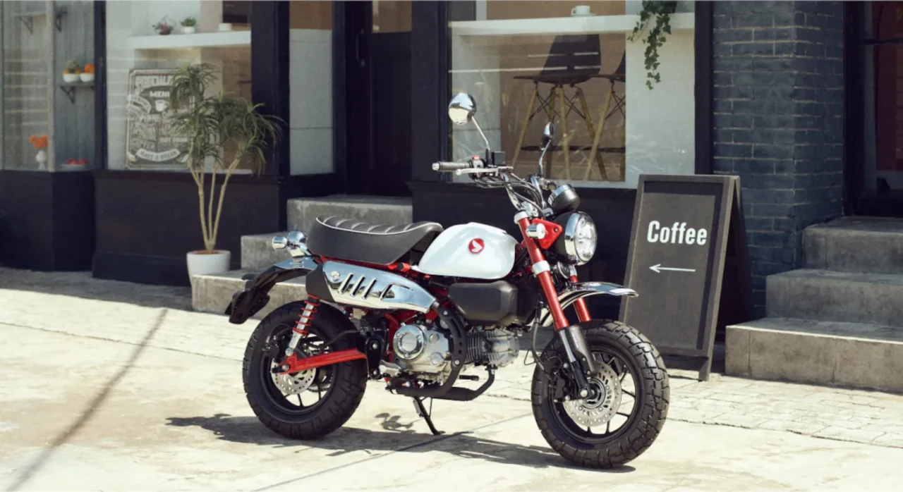 カフェの前に停車した赤と白のホンダ モンキー125