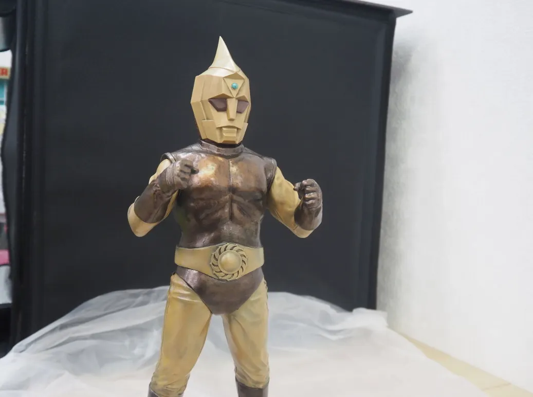 40cmサイズのスペクトルマンAタイプフィギュアが黒い背景の前に展示されている様子